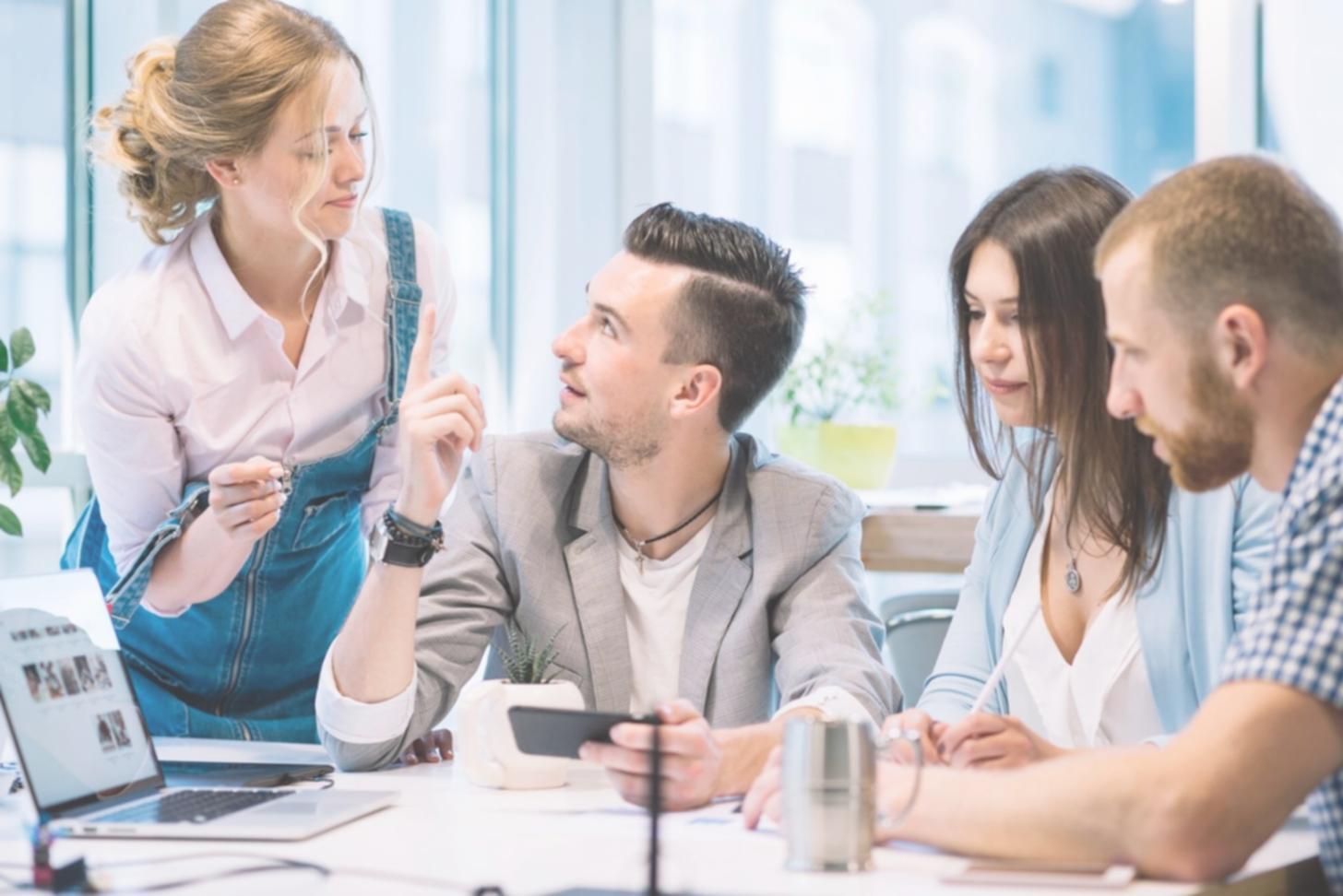 Equipo de oravexquintar trabajando en estrategias financieras personalizadas